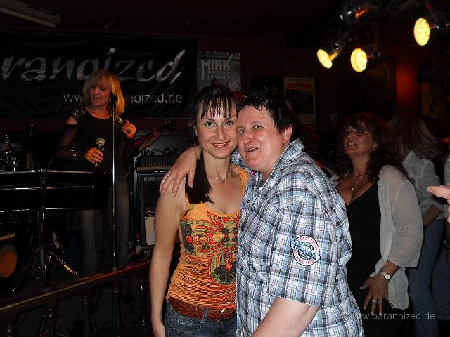 Podium 2010-05-2827.jpg - Headbangerin hinten rechts im Hintergrund